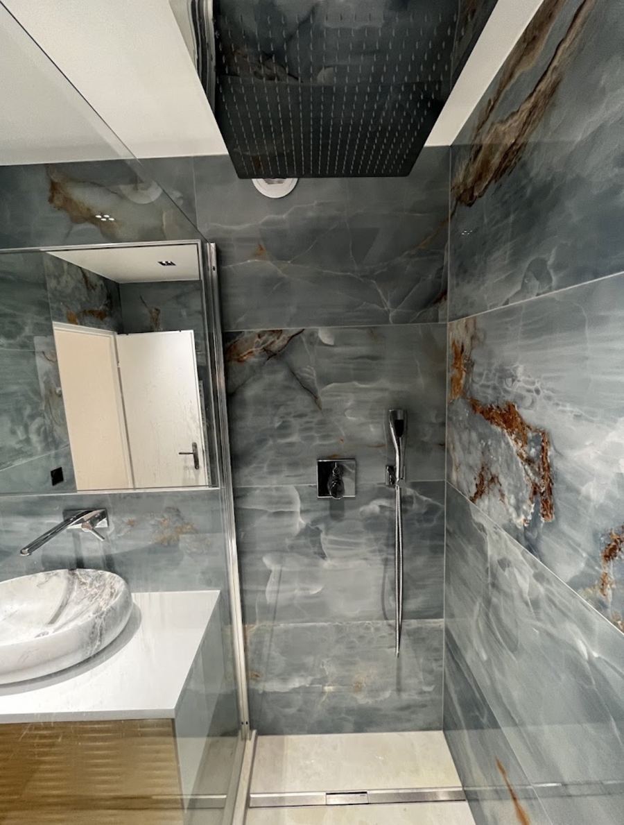 Douche à l'italienne avec pommeau de pluie, carrelage effet onyx
